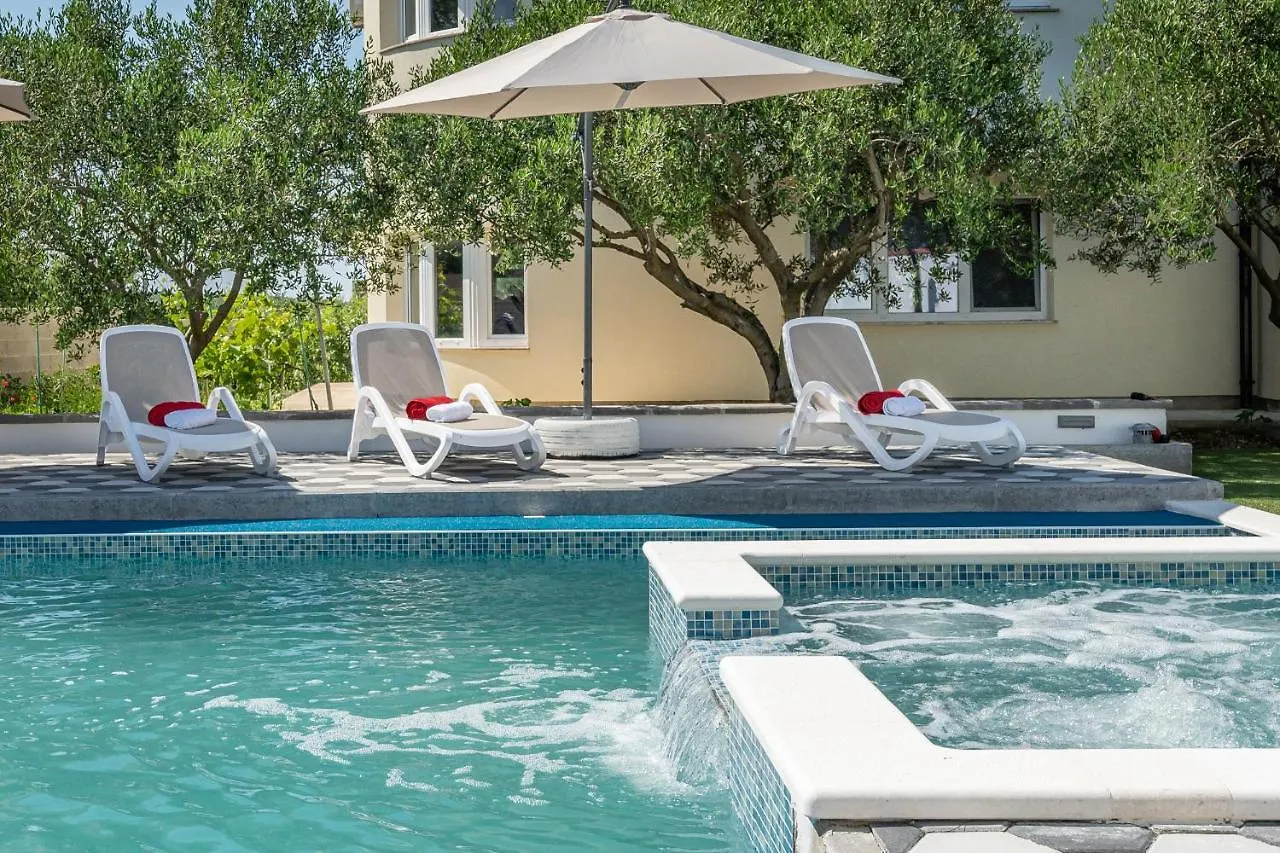 Apartman Strmota S Bazenom Sveti Filip i Jakov Croazia