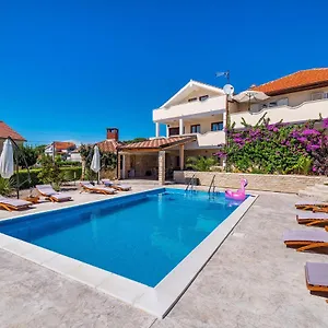  Appartement Merita With Pool