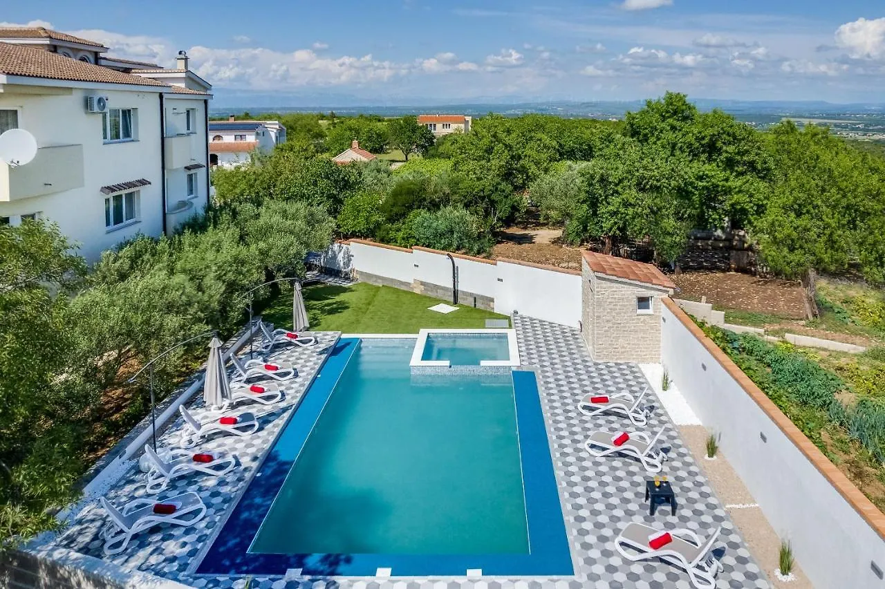 Apartman Strmota S Bazenom Sveti Filip i Jakov
