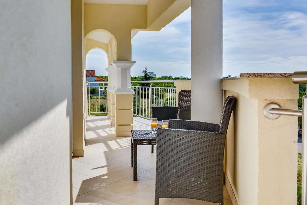 Apartment Apartman Strmota S Bazenom Sveti Filip i Jakov