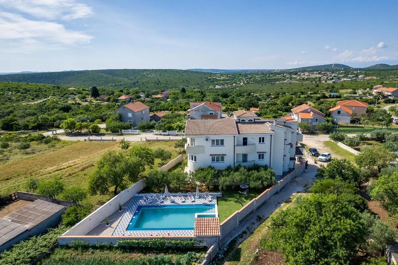 Apartman Strmota S Bazenom Sveti Filip i Jakov 0*,