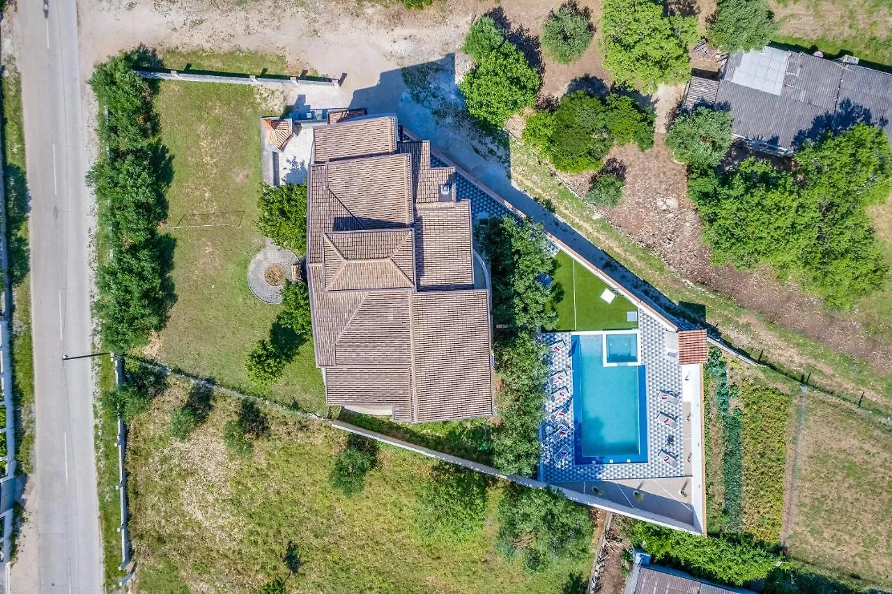 Apartman Strmota S Bazenom Sveti Filip i Jakov