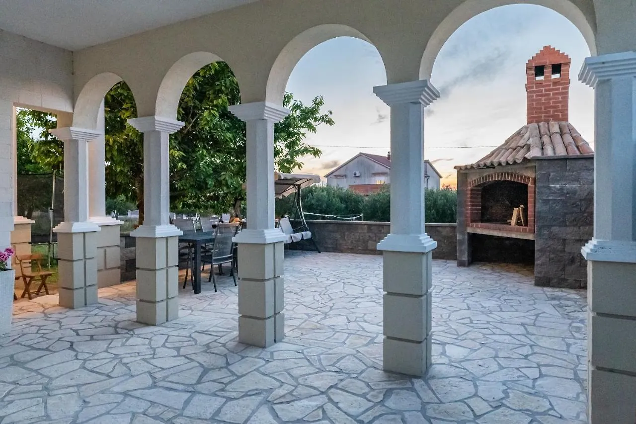 Apartman Strmota S Bazenom Sveti Filip i Jakov Croatia