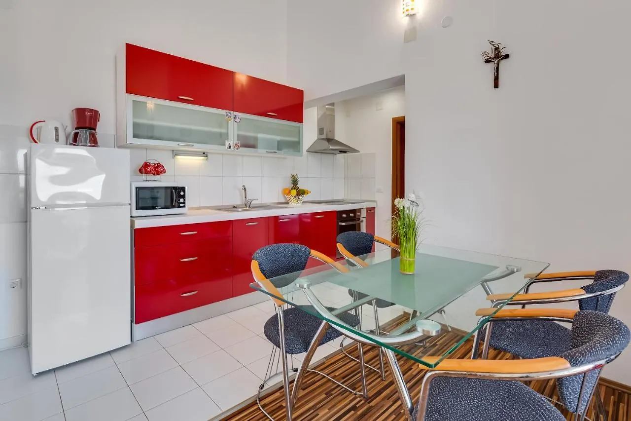 Apartman Strmota S Bazenom Sveti Filip i Jakov