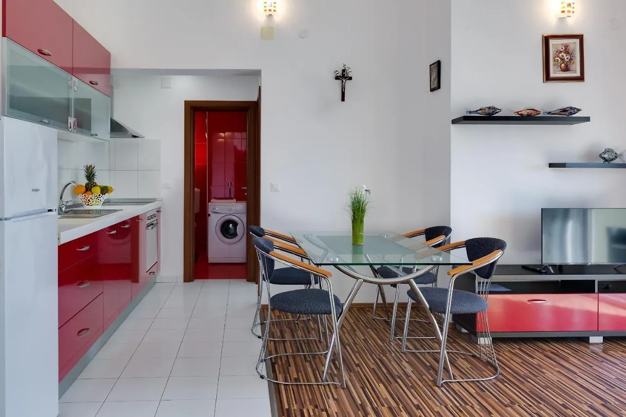 Apartman Strmota S Bazenom Sveti Filip i Jakov