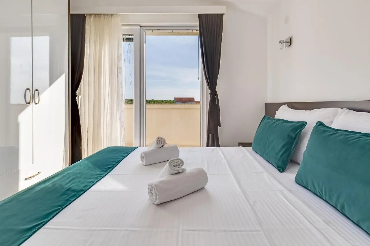 Apartman Strmota S Bazenom Sveti Filip i Jakov 0*,  Croatia