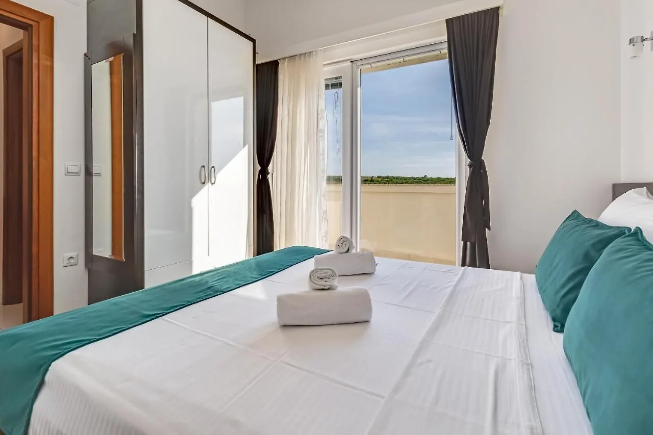 Apartman Strmota S Bazenom Sveti Filip i Jakov 0*,