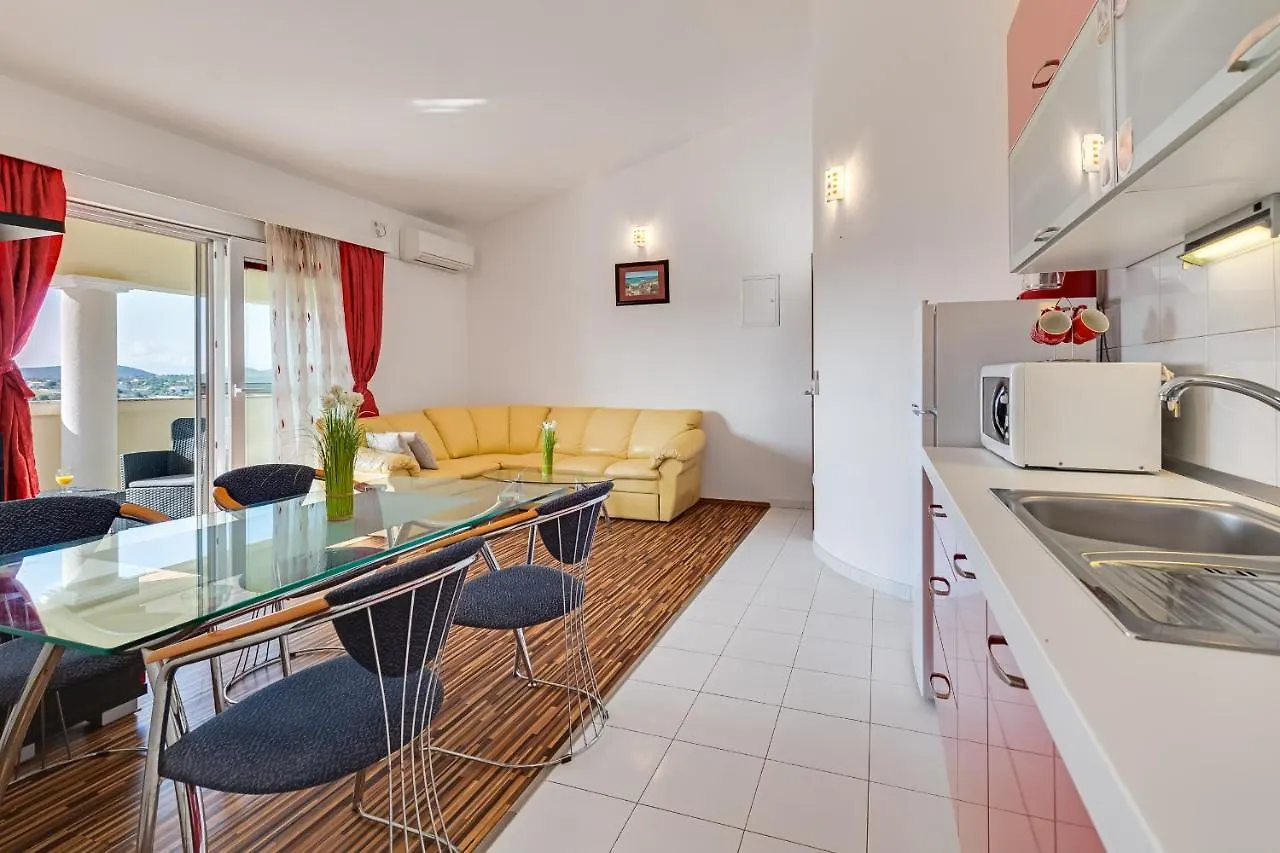Apartman Strmota S Bazenom Sveti Filip i Jakov