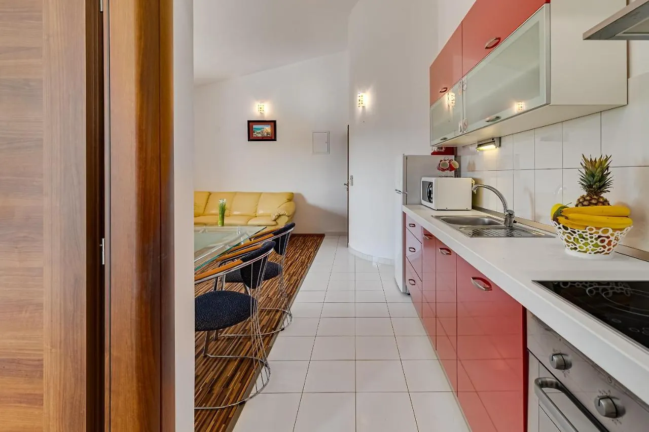 Apartman Strmota S Bazenom Sveti Filip i Jakov