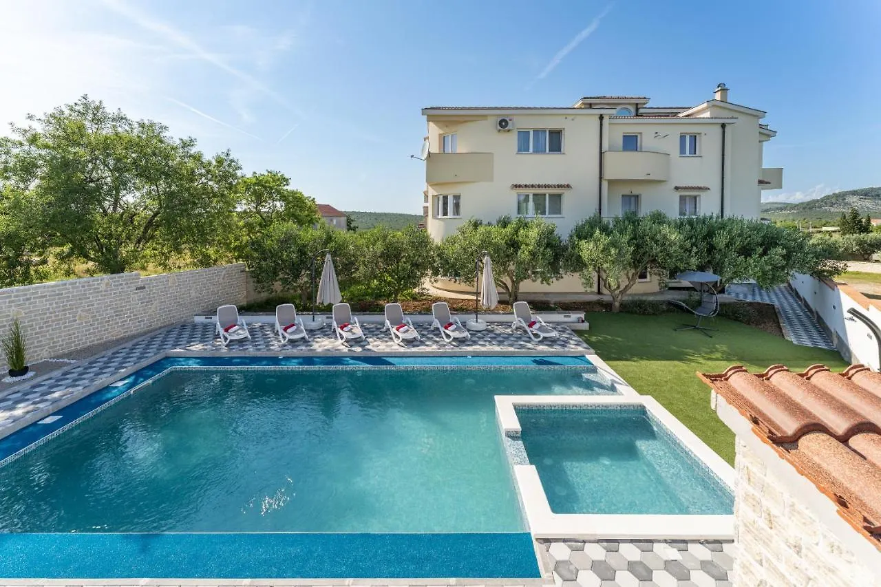Apartman Strmota S Bazenom Sveti Filip i Jakov