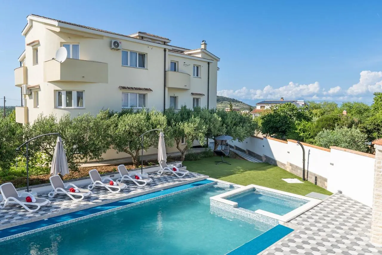 Apartman Strmota S Bazenom Sveti Filip i Jakov 0*,