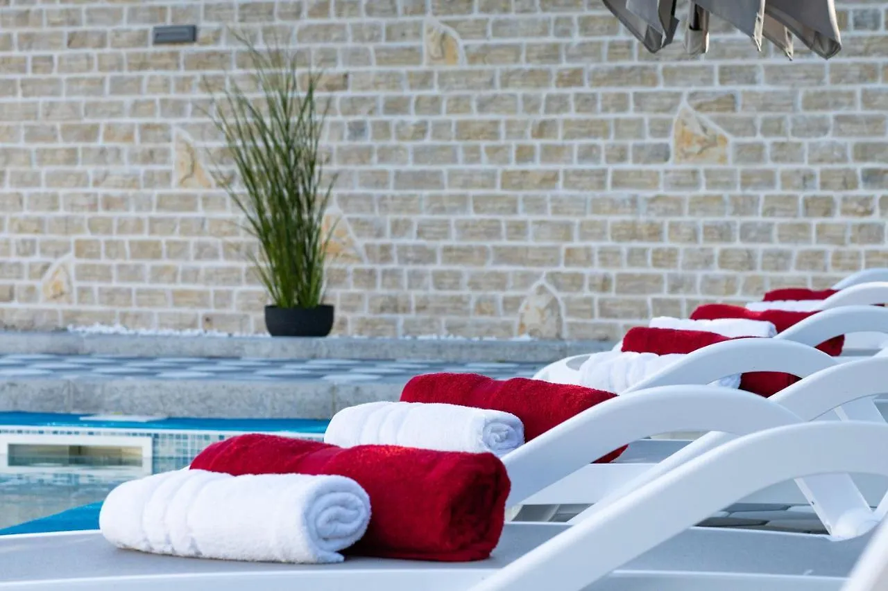 Apartman Strmota S Bazenom Sveti Filip i Jakov Apartment
