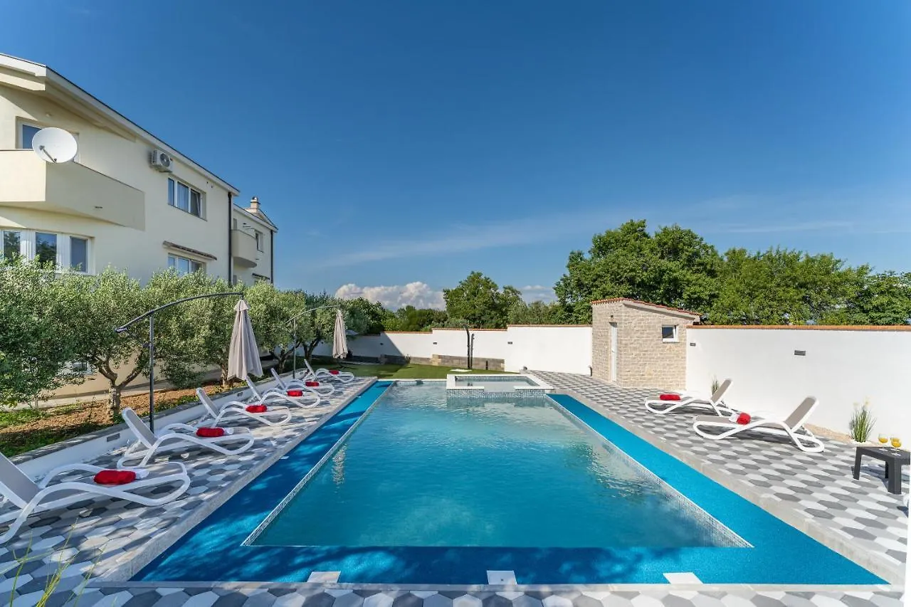 Apartman Strmota S Bazenom Sveti Filip i Jakov Apartment